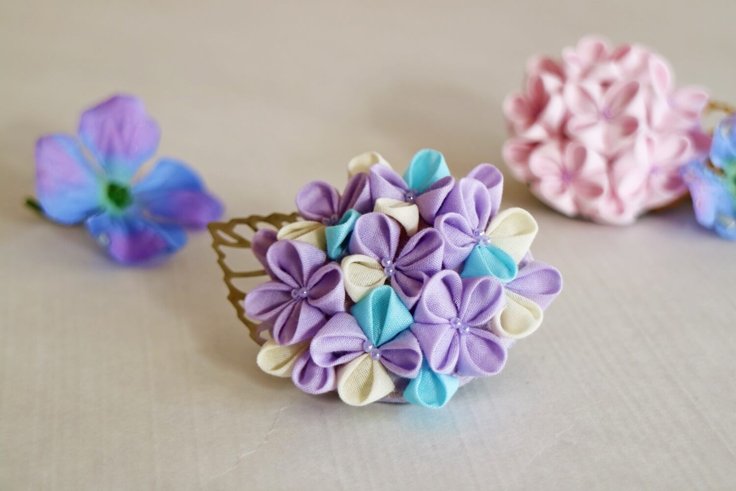 つまみ細工で作る紫陽花のブローチ